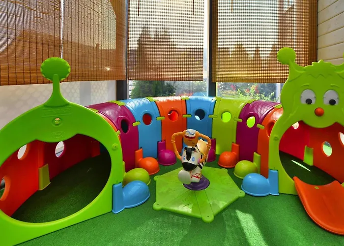 Large Homes Close To The بيت للعطل