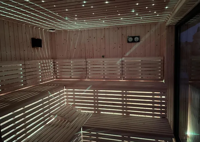 بيت للعطل Large Homes Close To The *