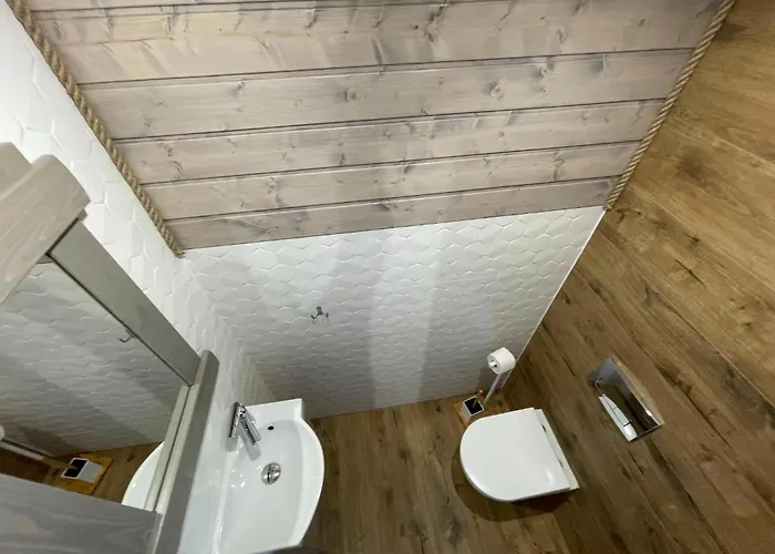 Large Homes Close To The بيت للعطل