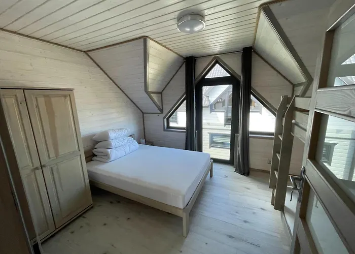 Large Homes Close To The بيت للعطل